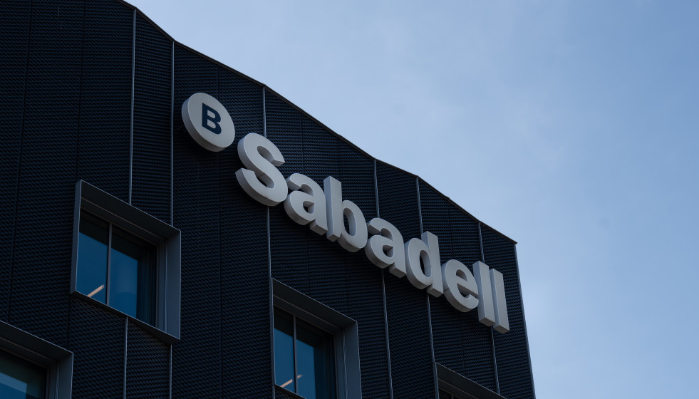 Archivo - Edificio del Banco Sabadell, a 1 de febrero de 2024, en San Cugat del Vallés, Barcelona, Catalunya (España).