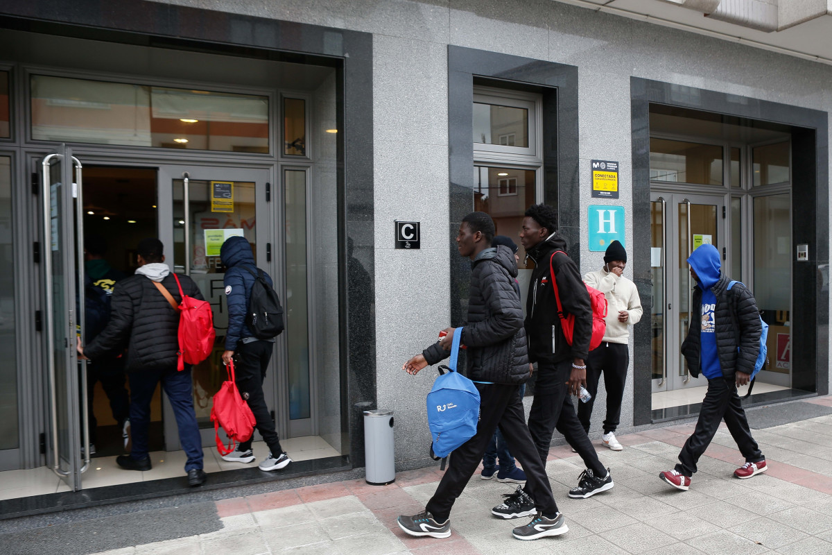 Un grupo de migrantes refugiados en el hotel en el que permanecen alojados en protesta por la denegación de sus solicitudes de asilo, a 20 de febrero de 2025, en Monterroso, Lugo, Galicia (España). 