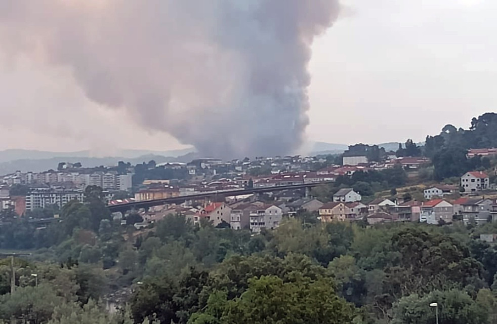 Fuego de Benposta cerca de la capital de Ourense en una foto de incendios Galicia