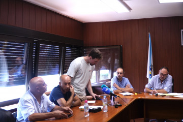 El concejal no adscrito, Darío Rey, llega a la moción de censura contra el alcalde de Touro, a 12 de agosto de 2025, en Touro, A Coruña, Galicia.