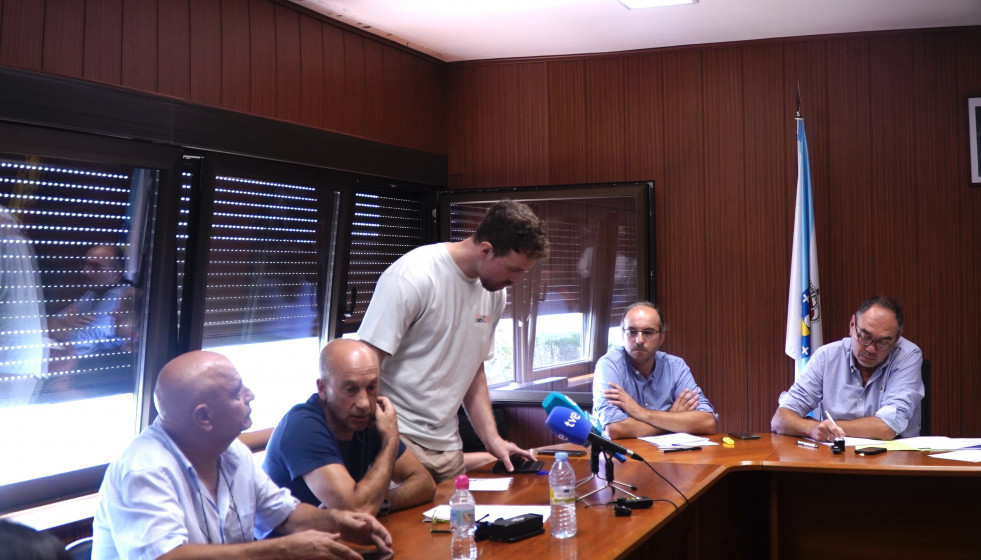 El concejal no adscrito, Darío Rey, llega a la moción de censura contra el alcalde de Touro, a 12 de agosto de 2025, en Touro, A Coruña, Galicia.