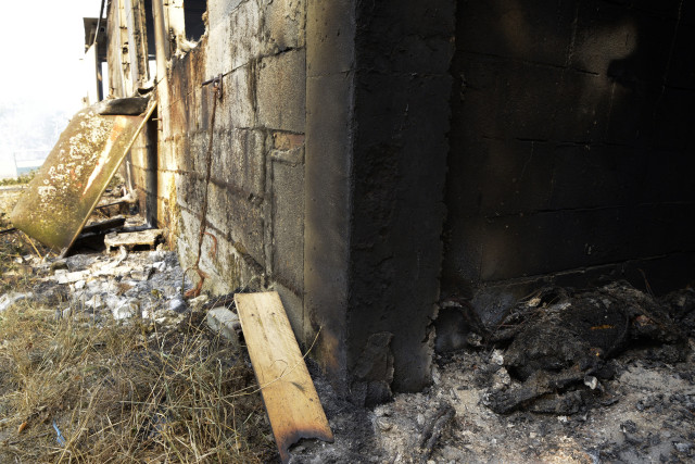 Interior de una granja tras el paso del fuego, en Pobra de Trives