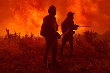 Brigadistas combatiendo un incendio en Laza en una imagen de Xuntos por Laza Facebook