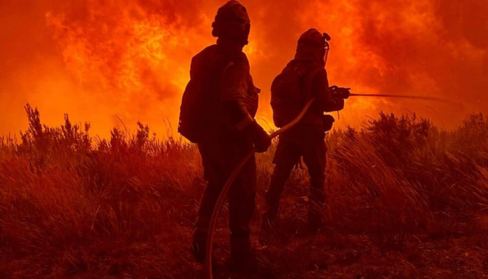 Brigadistas combatiendo un incendio en Laza en una imagen de Xuntos por Laza Facebook