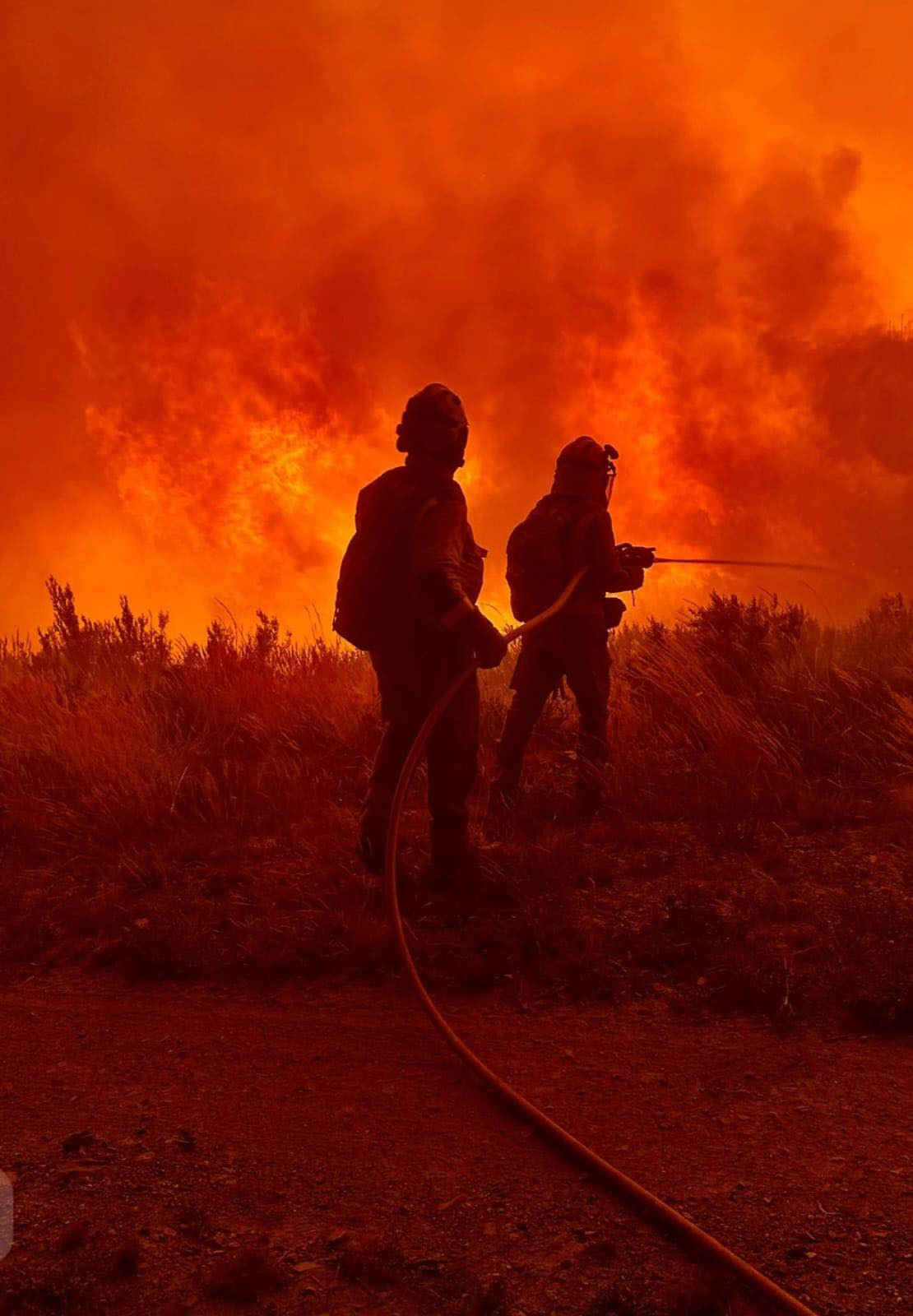 Brigadistas combatiendo un incendio en Laza en una imagen de Xuntos por Laza Facebook