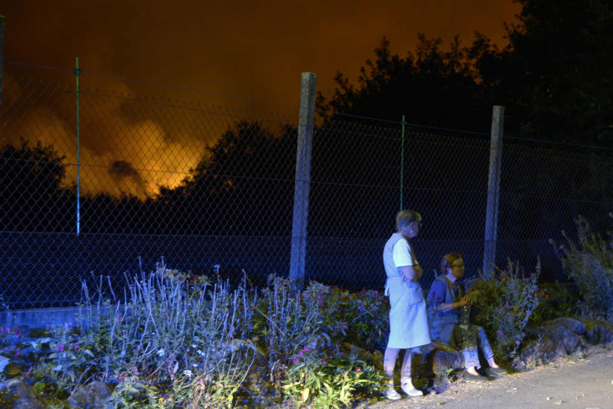 Dos vecinas desveladas por la proximidad del fuego a Rebordondo (Cualedro).