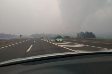 Humo de incendio en la Autovía a A53  a la altura de Verín en una foto de P.F. a primera hora de la mañana