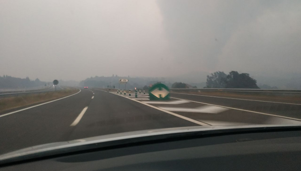 Humo de incendio en la Autovía a A53  a la altura de Verín en una foto de P.F. a primera hora de la mañana