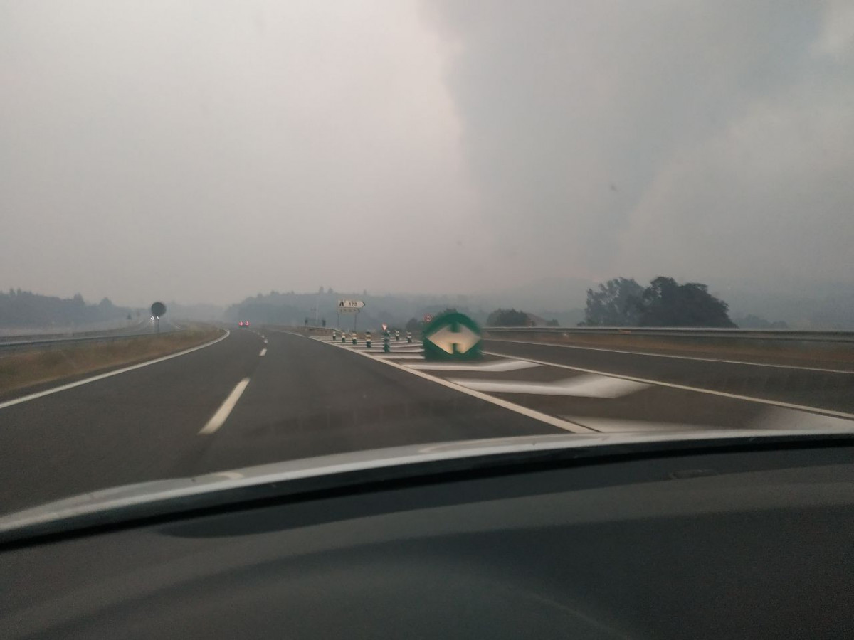 Humo de incendio en la Autovía a A53  a la altura de Verín en una foto de P.F. a primera hora de la mañana
