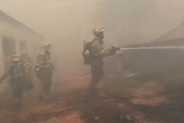 Brigadistas combatiendo el incendio de Oímbra Monterrei en una foto de Brif Laza
