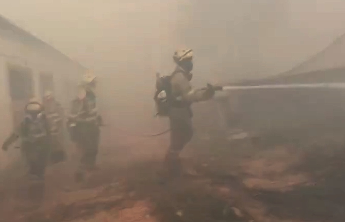 Brigadistas combatiendo el incendio de Oímbra Monterrei en una foto de Brif Laza