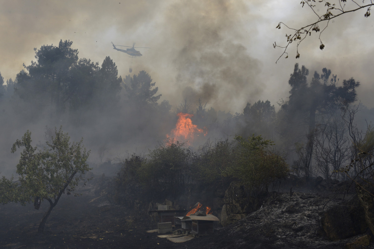 Un helicóptero trata de extinguir el incendio, a 12 de agosto de 2025, en Seixalbo, Ourense, Galicia (España). La Xunta ha decretado el nivel 2 de emergencia a nivel provincial en Ourense por grande