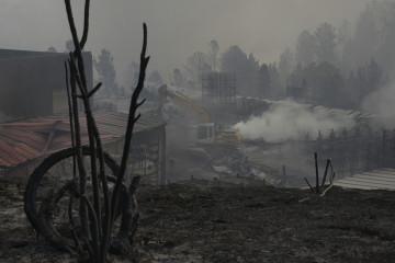 Empresa Autoneum, en el polígono industrial del municipio de  A Rúa, muy afectada por el incendio inicado hace dos días en el municipio de Larouco
