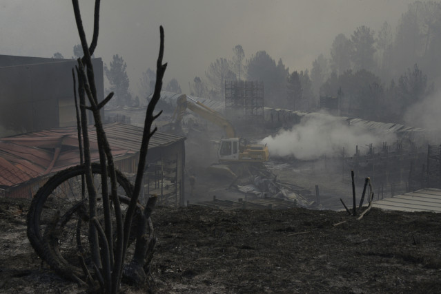 Empresa Autoneum, en el polígono industrial del municipio de  A Rúa, muy afectada por el incendio inicado hace dos días en el municipio de Larouco