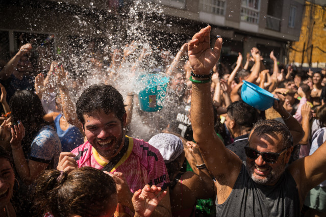 Varias personas durante la Fiesta del Agua en Vilagarcía de Arousa
