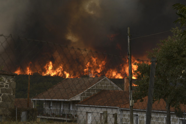 Incendio forestal se acerca a Vilela, a 15 de agosto de 2025, en Vilela, Cualedro, Monterrei, Ourense, Galicia (España).
