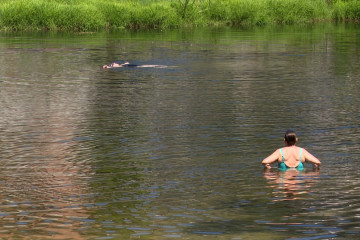 Archivo - Dos bañistas en el río de Leiro en plena ola de calor