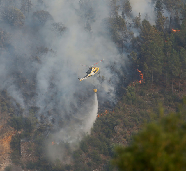 Helicóptero bombardero trabaja para extinguir el fuego.