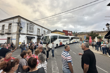 Más de 150 vecinos de Petín se concentran en los jugados en apoyo de un detenido en el marco de la ola de incendios.