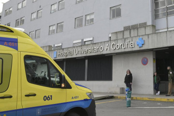 Una ambulancia frente al hospital CHUAC de A Coruña en una foto de EP