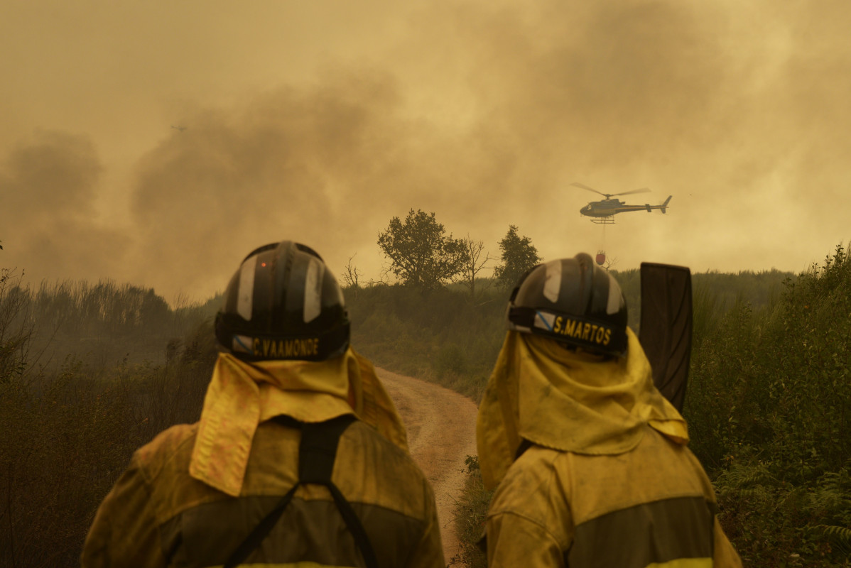 Extinción del fuego en la carretera de acceso a la población de Cualedro, a 15 de agosto de 2025, en Cualedro, Monterrei, Ourense, Galicia (España).