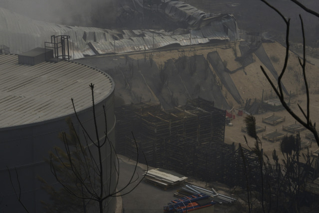 Vista de la Empresa Autoneum quemada por el fuego, en el polígono industrial de A Rúa, a 16 de agosto de 2025, en A Rúa, Ourense, Galicia (España).