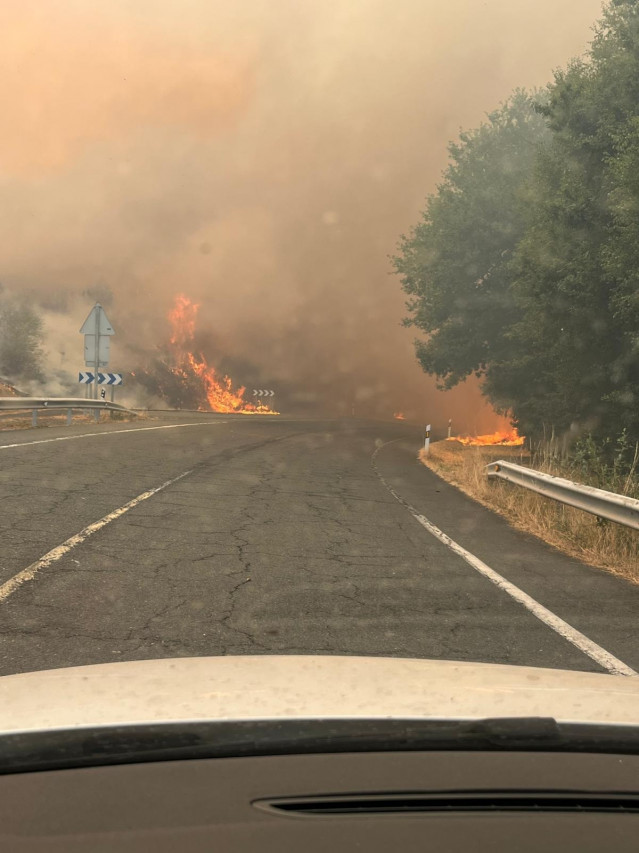 N-525 cortada por el fuego