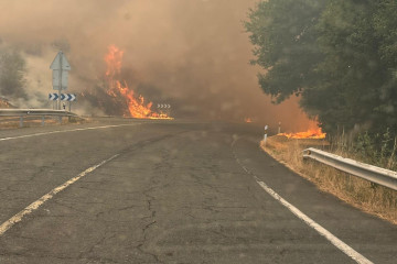 N-525 cortada por el fuego