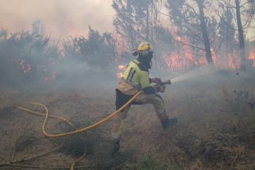 Bombero del Consorcio Provincial Contraincendios de A Coruña, coopera en labores de extinción de incendios en la provincia de Ourense.