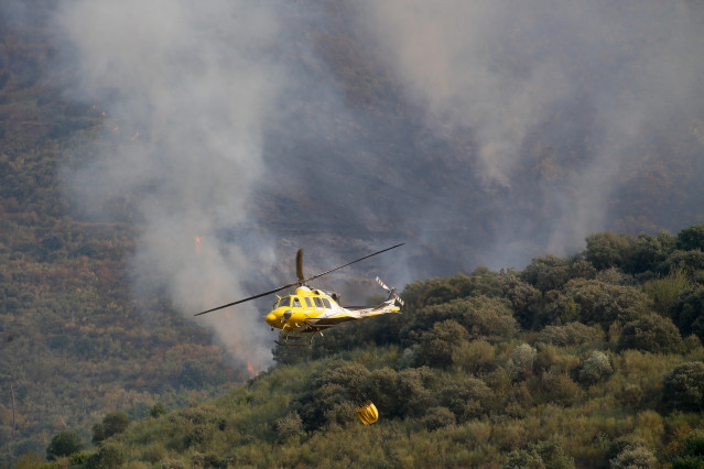 Helicóptero bombardero trabaja para extinguir el fuego.