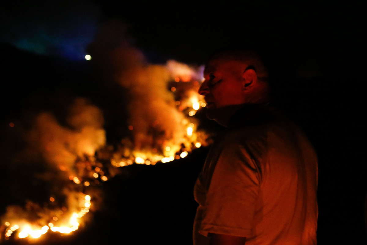 Un hombre en las inmediaciones del fuego de Quiroga, a 20 de agosto de 2025, en Bendollo, Quiroga, Lugo
