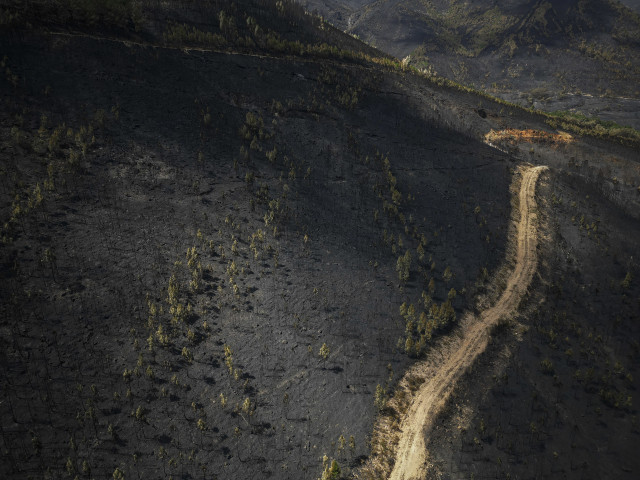 Vista aérea tras el incendio, a 20 de agosto de 2025, en Laza, Ourense, Galicia (España).