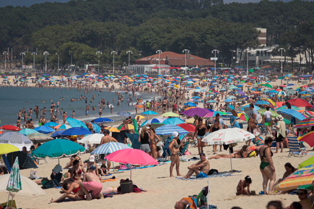 Decenas de bañistas en la playa, a 5 de agosto de 2025, en Vigo, Pontevedra, Galicia (España).