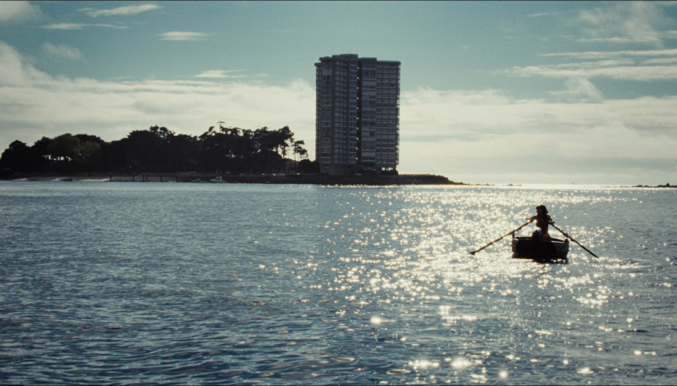 Fotograma de 'Romería', de Carla Simón, en el que se aprecia en el fondo la isla de Toralla, en Vigo.