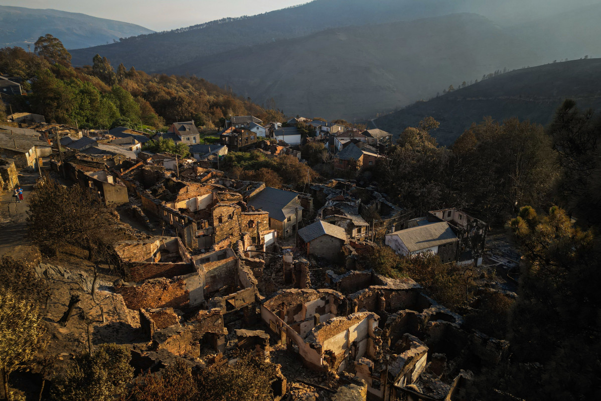 Vista aérea tras el incendio, a 20 de agosto de 2025, en San Vicente de Arriba, Ourense, Galicia (España).