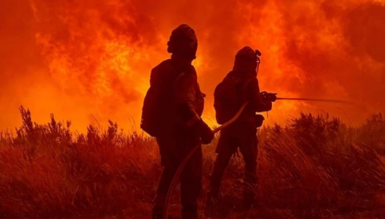 Brigadistas combatiendo un incendio en Laza en una imagen de Xuntos por Laza Facebook