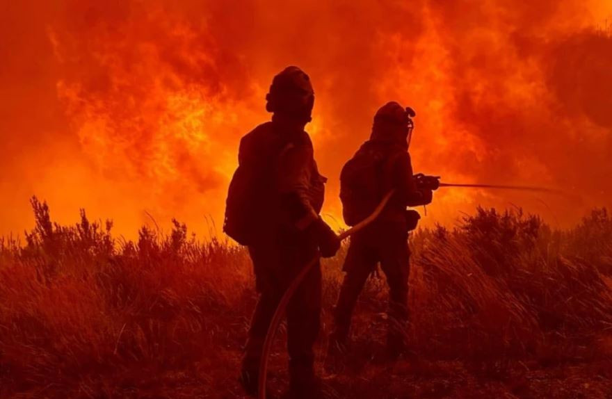 Brigadistas combatiendo un incendio en Laza en una imagen de Xuntos por Laza Facebook