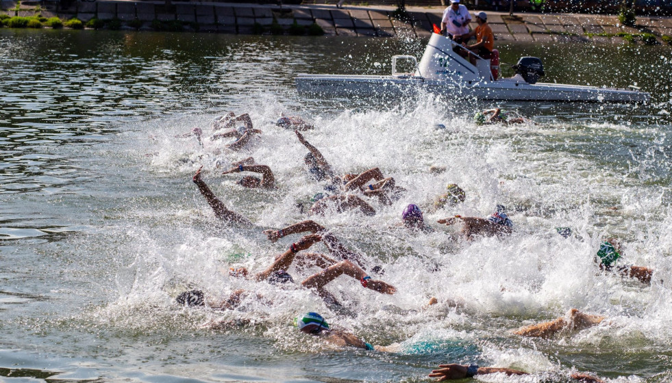 Archivo - Nadadores en el XXV Campeonato de España de Aguas Abiertas.