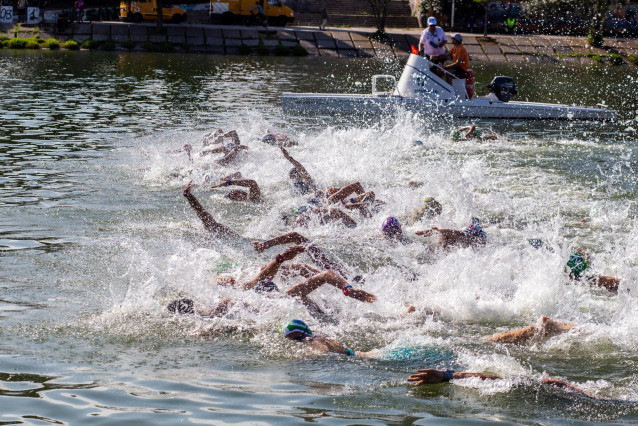 Archivo - Nadadores en el XXV Campeonato de España de Aguas Abiertas.