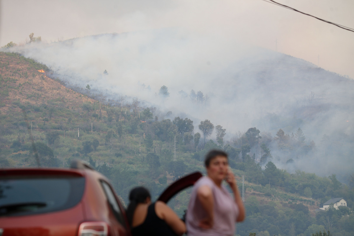 Vecinos ven el avance del fuego, a 25 de agosto de 2025, en A Pobra de Brollón, Lugo, Galicia (España). Un incendio en el municipio lucense de A Pobra do Brollón, originado en la parroquia de Abren