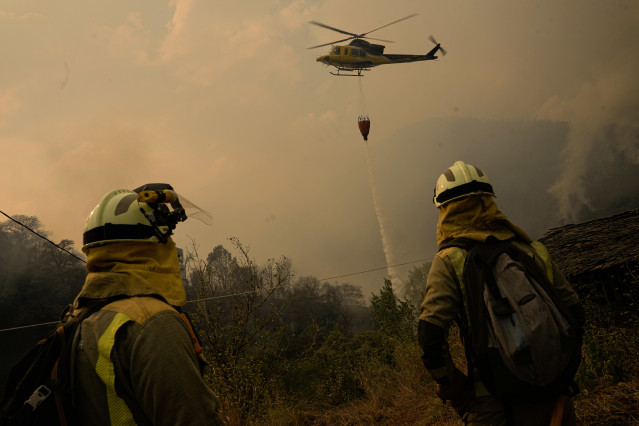 Los servicios de emergencias trabajan para extinguir un incendio. Foto de archivo.