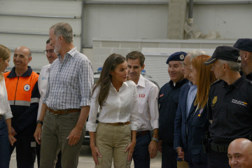 Los Reyes Felipe VI y Letizia saludan a los agentes de los Servicios de Emergencias durante una visita a Ourense, a 28 de agosto de 2025, en Ourense, Galicia (España). Los Reyes de España realizan h