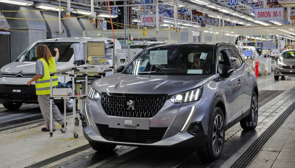 Archivo - Línea de montaje en la planta del grupo Stellantis en Vigo.