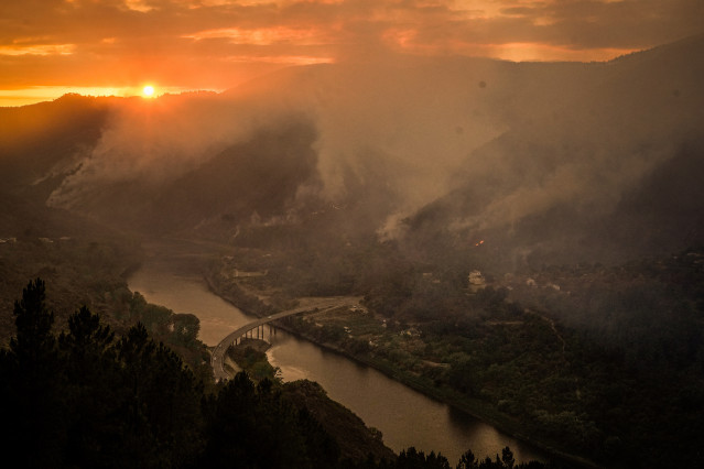 Vista del humo del incendio, a 26 de agosto de 2025, en Turbeo, Lugo, Galicia (España). Las condiciones parecen mejorar en la provincia de Lugo, especialmente azotada estos días por la ola de incendios que arrasa Galicia desde hace dos semanas.