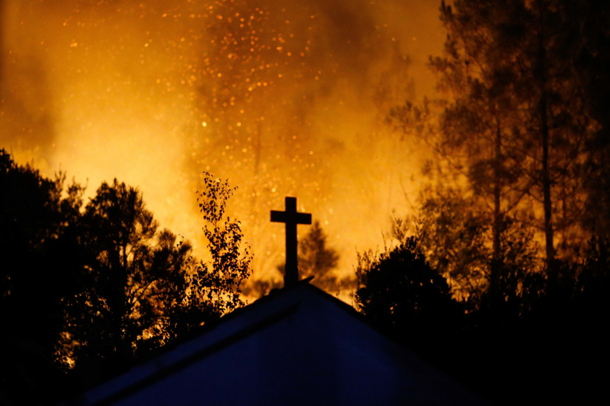 Un vecino ve el avance del fuego, a 25 de agosto de 2025, en A Pobra de Brollón, Lugo, Galicia (España).