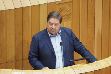 Archivo - El diputado del PSdeG Julio Abalde en una intervención en el Parlamento de Galicia.