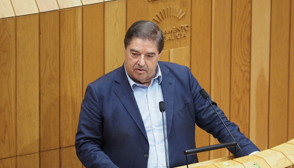 Archivo - El diputado del PSdeG Julio Abalde en una intervención en el Parlamento de Galicia.