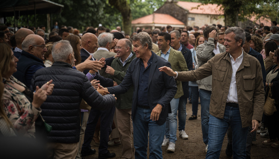 (I-D) El secretario general del Partido Popular, Miguel Tellado; el presidente del Partido Popular, Alberto Núñez Feijóo; y  el presidente del PPdeG, Alfonso Rueda; durante la inauguración del cur