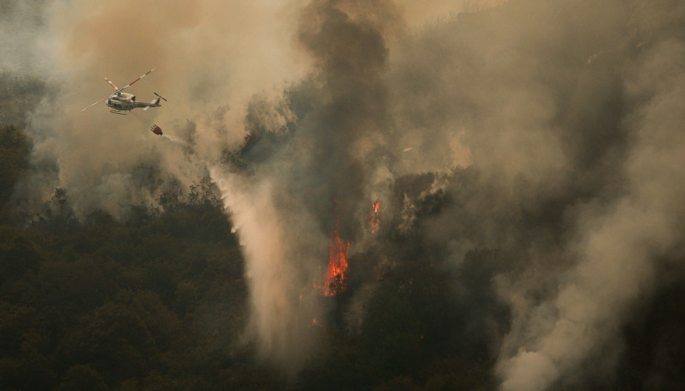 Efectivos aéreos de los bomberos durante las labores de extinción del incendio de Avión, a 25 de agosto de 2025, en Avión, Ourense