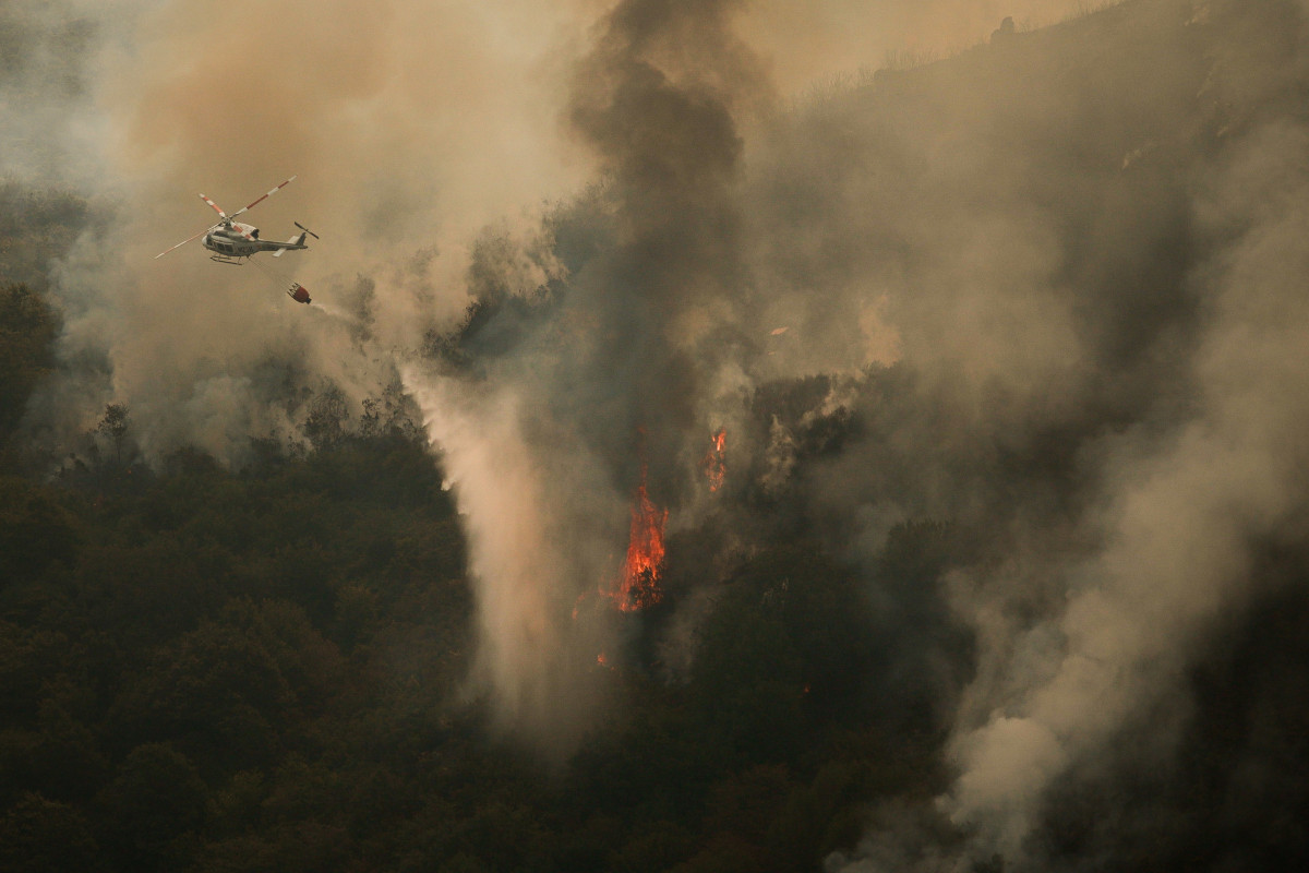 Efectivos aéreos de los bomberos durante las labores de extinción del incendio de Avión, a 25 de agosto de 2025, en Avión, Ourense